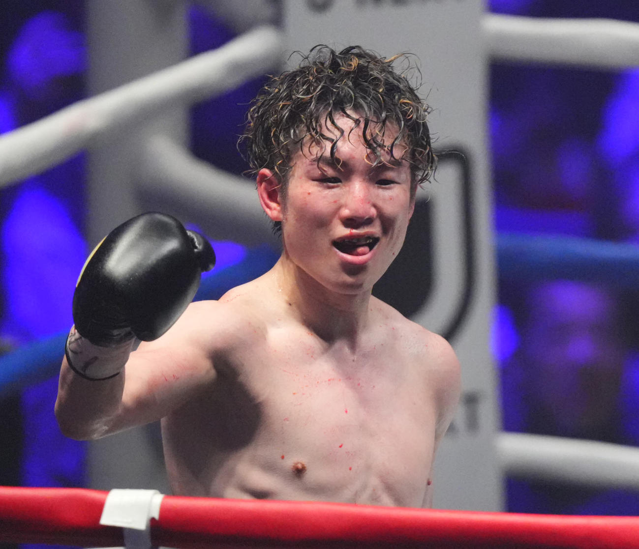 勝利し笑顔を見せる寺地（撮影・垰建太）