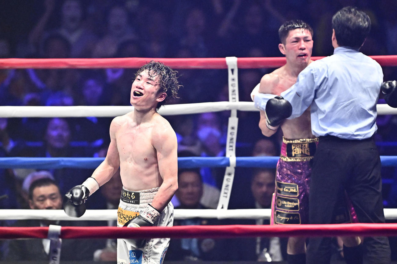 12回、寺地（手前）はユーリ阿久井にTKO勝ちする（撮影・滝沢徹郎）