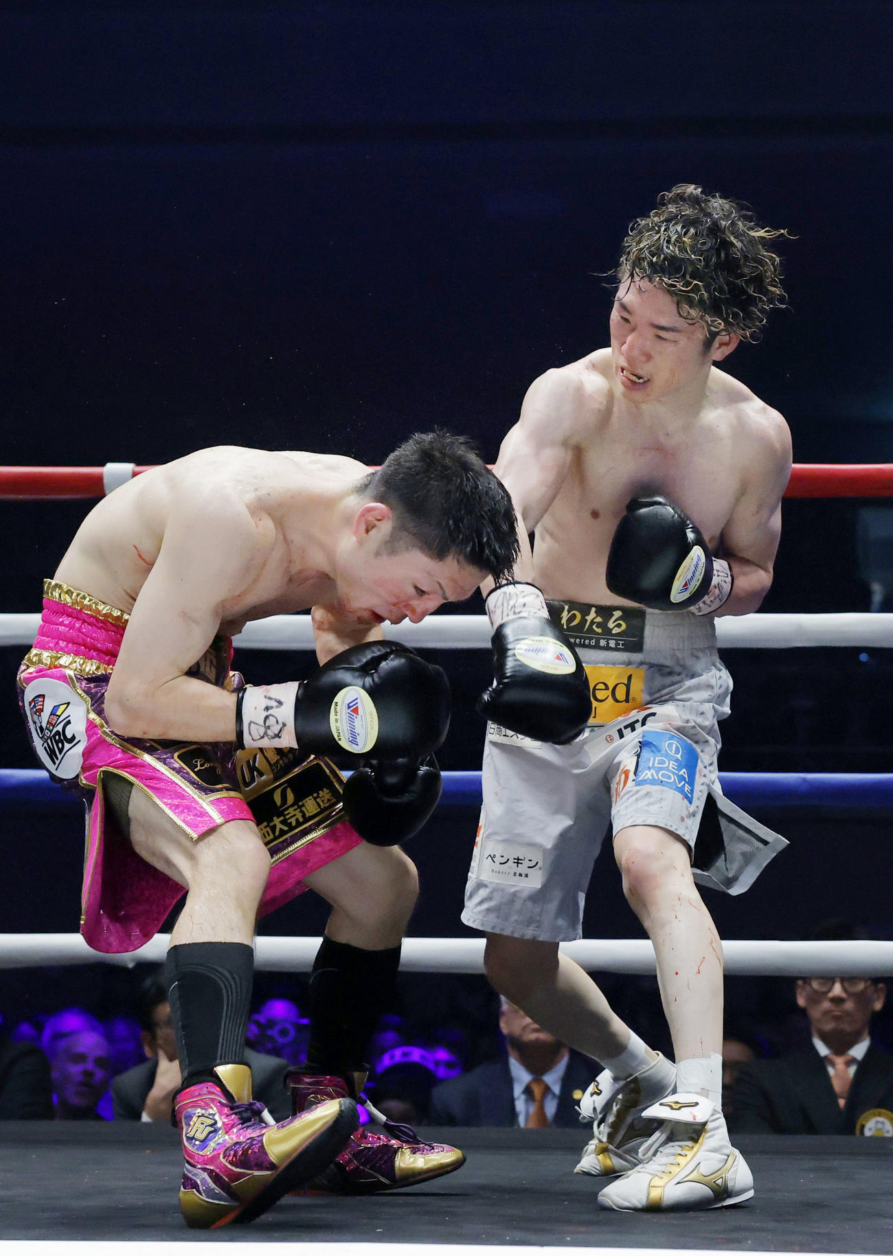 12回、ユーリ阿久井政悟（左）を攻める寺地拳四朗（共同）