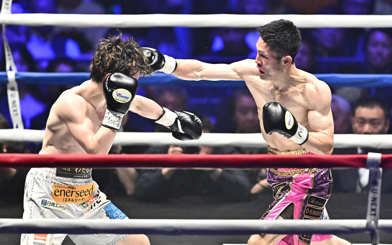 5回、ユーリ阿久井（右）は寺地にパンチを打ち込む（撮影・滝沢徹郎）