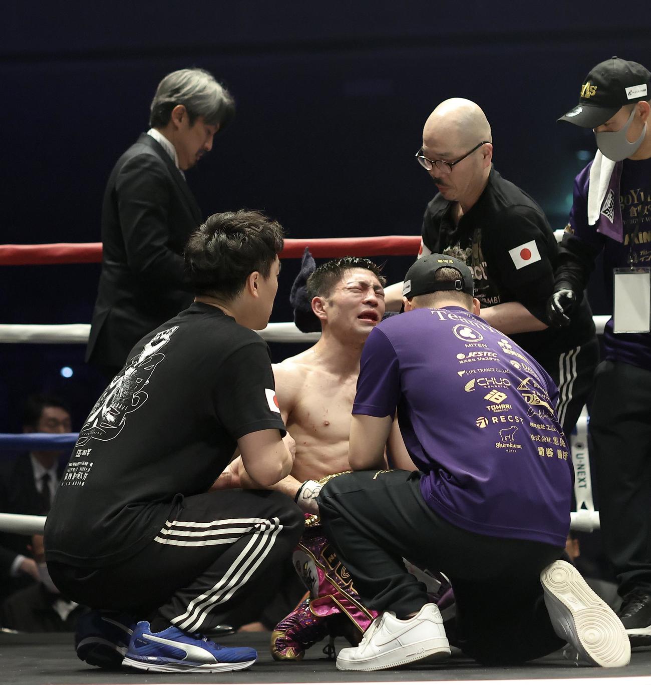 寺地にTKOで敗れ、しばらくリングに崩れる阿久井（撮影・河田真司）