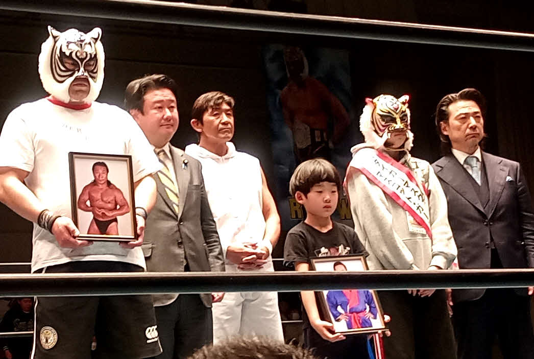 グラン浜田さん、西村修さん追悼セレモニーでもリングに上がった船木誠勝（左から3人目）は、レジェンド王座を奪回し「自分はまだまだ死にません」と誓った