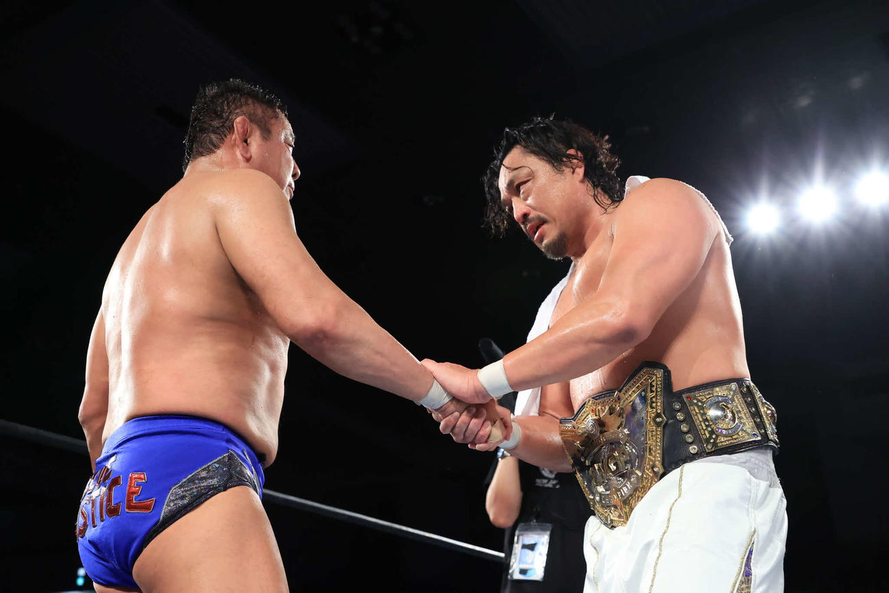 がっちり握手をかわす王者後藤洋央紀（右）と永田裕志（C）新日本プロレス