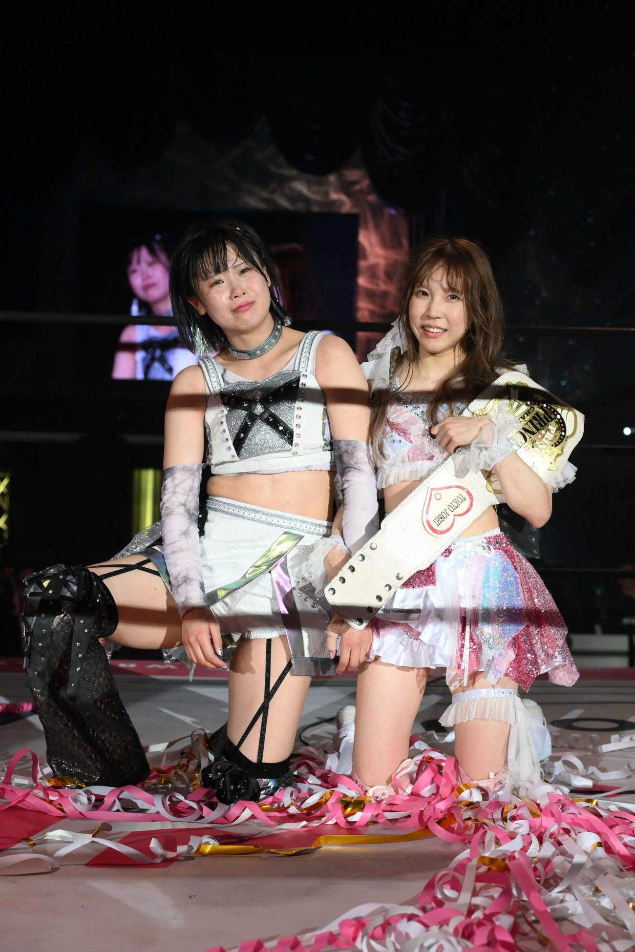 試合後、2人仲良く写真に収まるプリプリ王者瑞希（右）と辰巳リカ