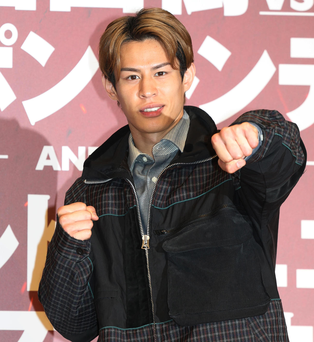 IBF世界スーパーフェザー級王座決定戦の発表を行った力石（撮影・野上伸悟）