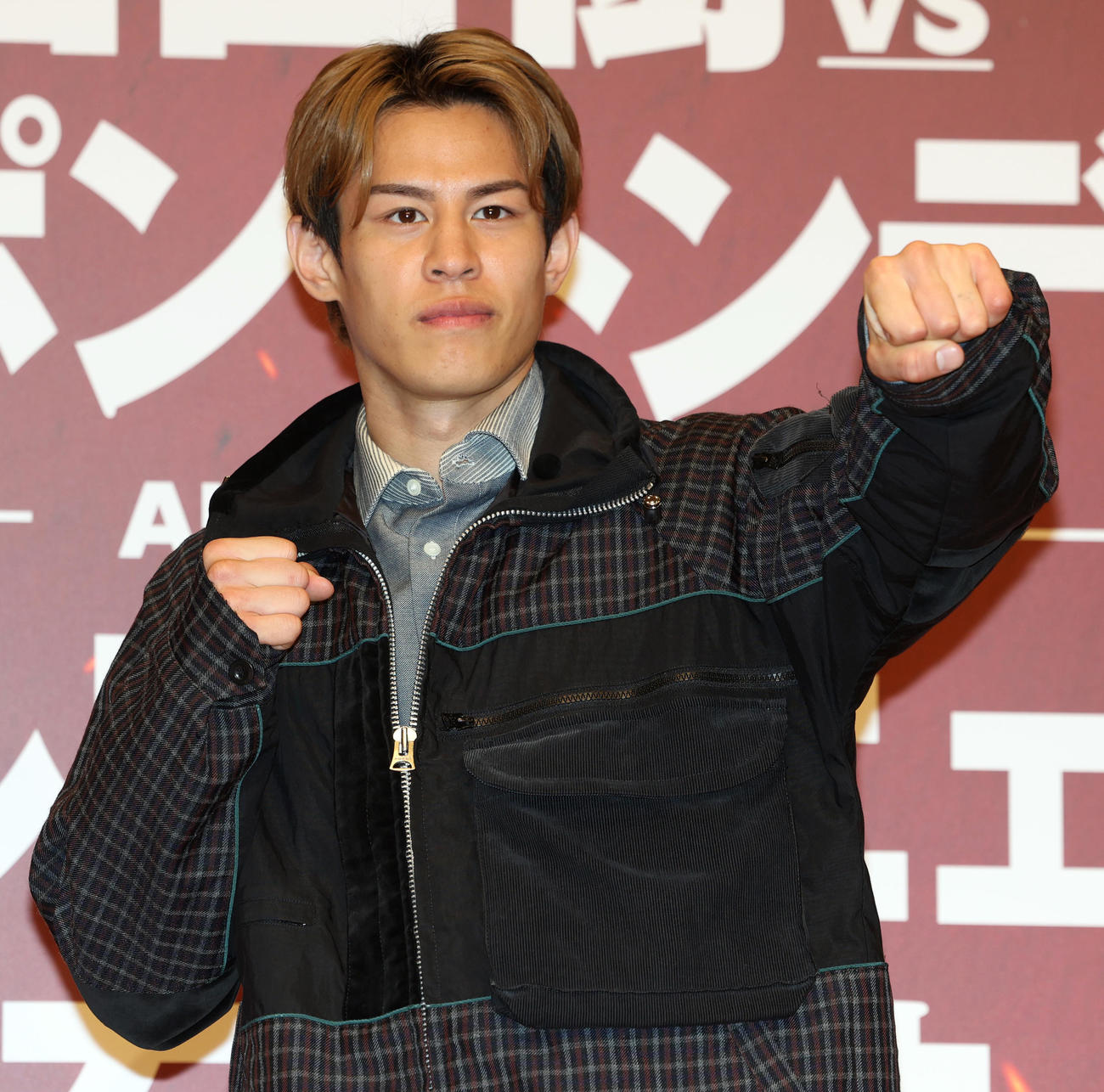 IBF世界スーパーフェザー級王座決定戦の発表を行った力石（撮影・野上伸悟）