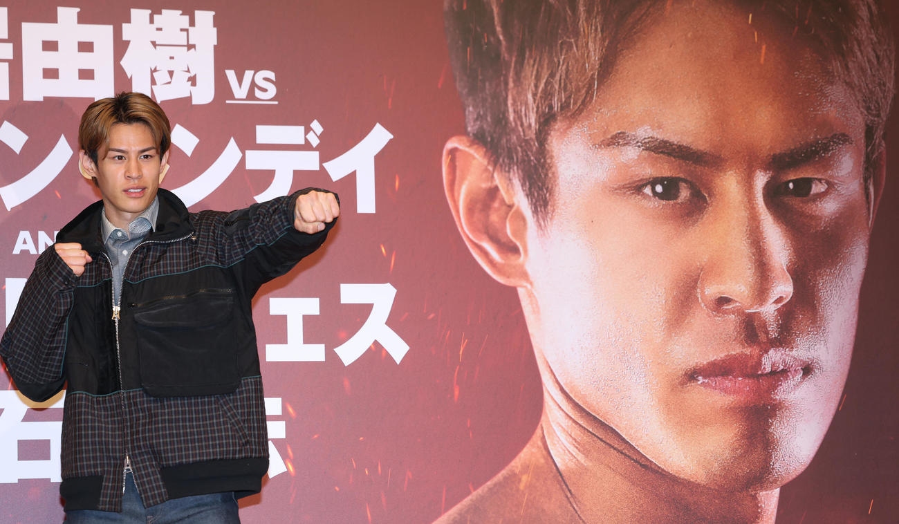 IBF世界スーパーフェザー級王座決定戦の発表を行った力石（撮影・野上伸悟）