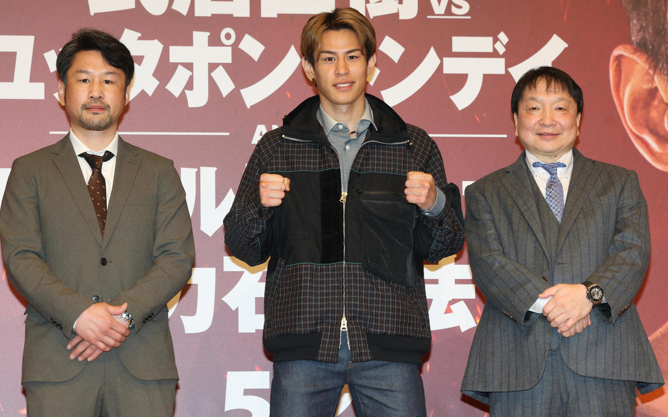 IBF世界スーパーフェザー級王座決定戦の発表を行った力石。左は大橋ジムの八重樫トレーナー、右は大橋会長（撮影・野上伸悟）