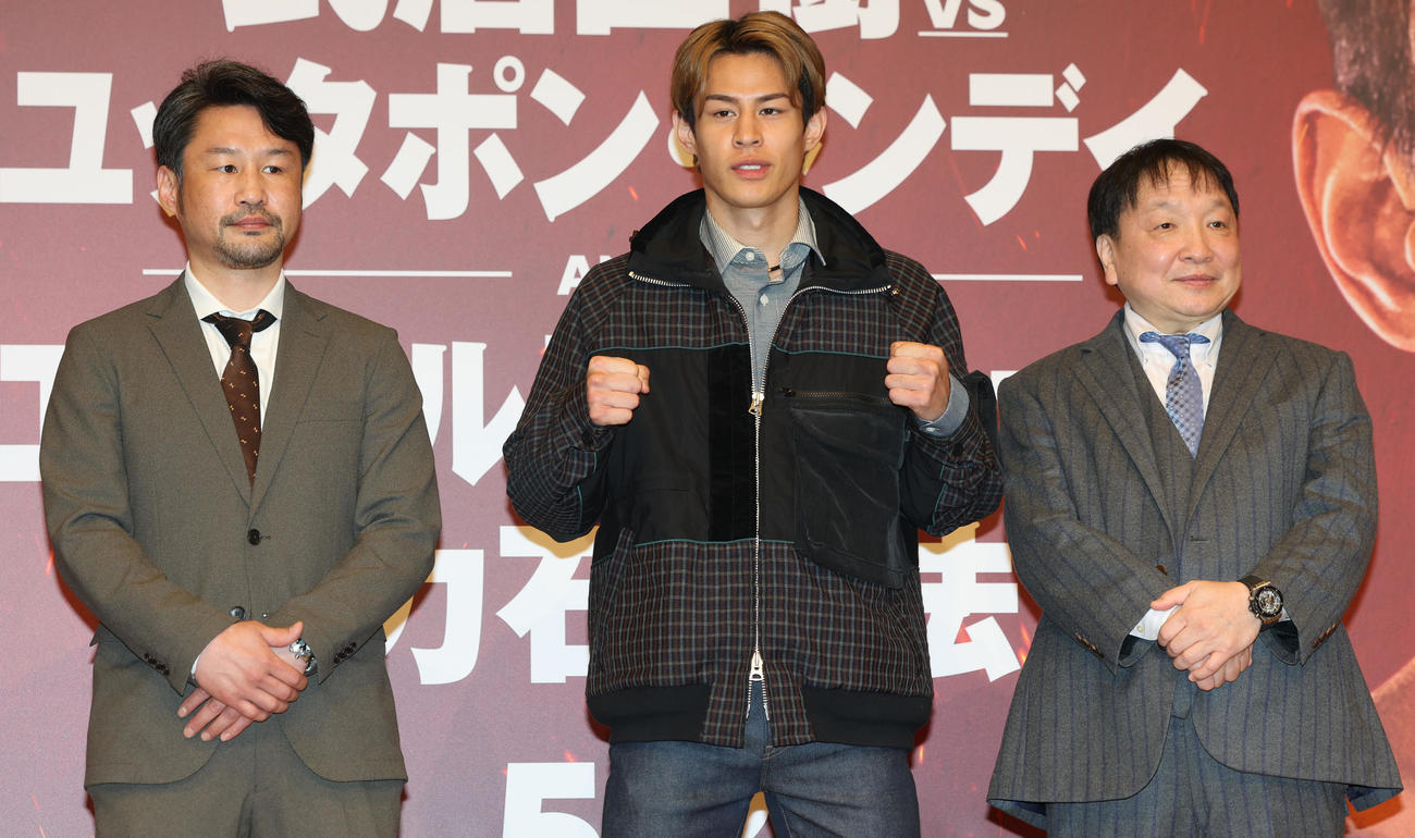 IBF世界スーパーフェザー級王座決定戦の発表を行った力石。左は大橋ジムの八重樫トレーナー、右は大橋会長（撮影・野上伸悟）