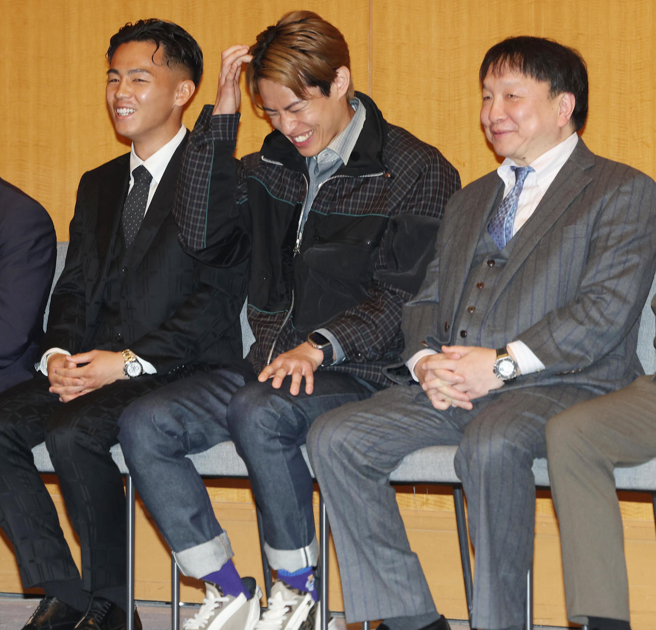 世界タイトルマッチの発表を行った、左からWBO世界バンタム級王者の武居、IBF世界スーパーフェザー級3位の力石、大橋ジムの大橋会長（撮影・野上伸悟）