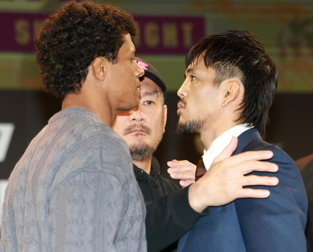 ONE 172の会見でフェースオフを行うアドリアーノ・モラエス（左）と若松佑弥（撮影・野上伸悟）