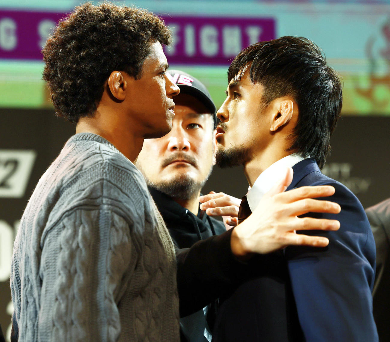 ONE 172の会見でフェースオフを行うアドリアーノ・モラエス（左）と若松佑弥（撮影・野上伸悟）