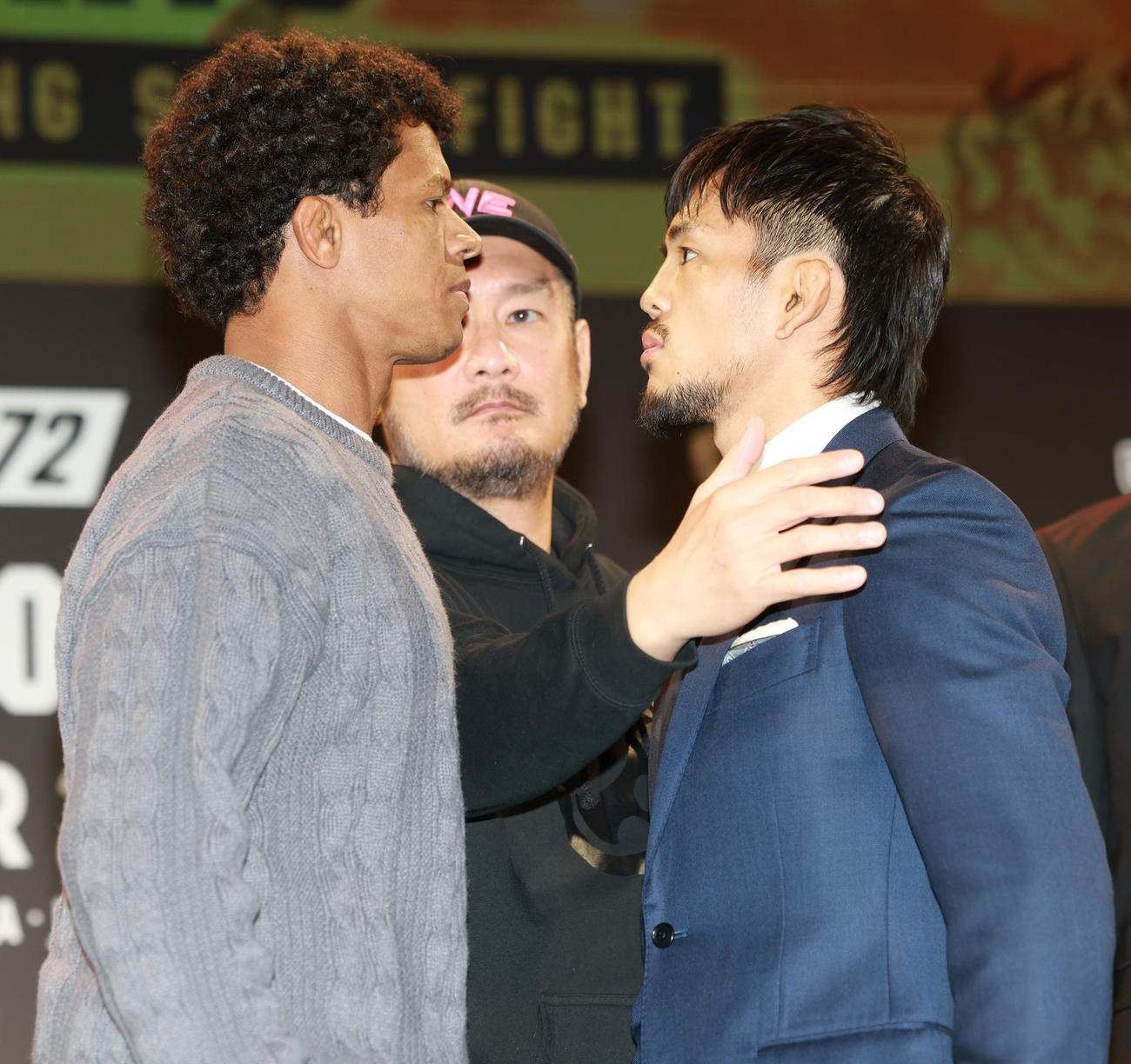 ONE 172の会見でフェースオフを行うアドリアーノ・モラエス（左）と若松佑弥（撮影・野上伸悟）