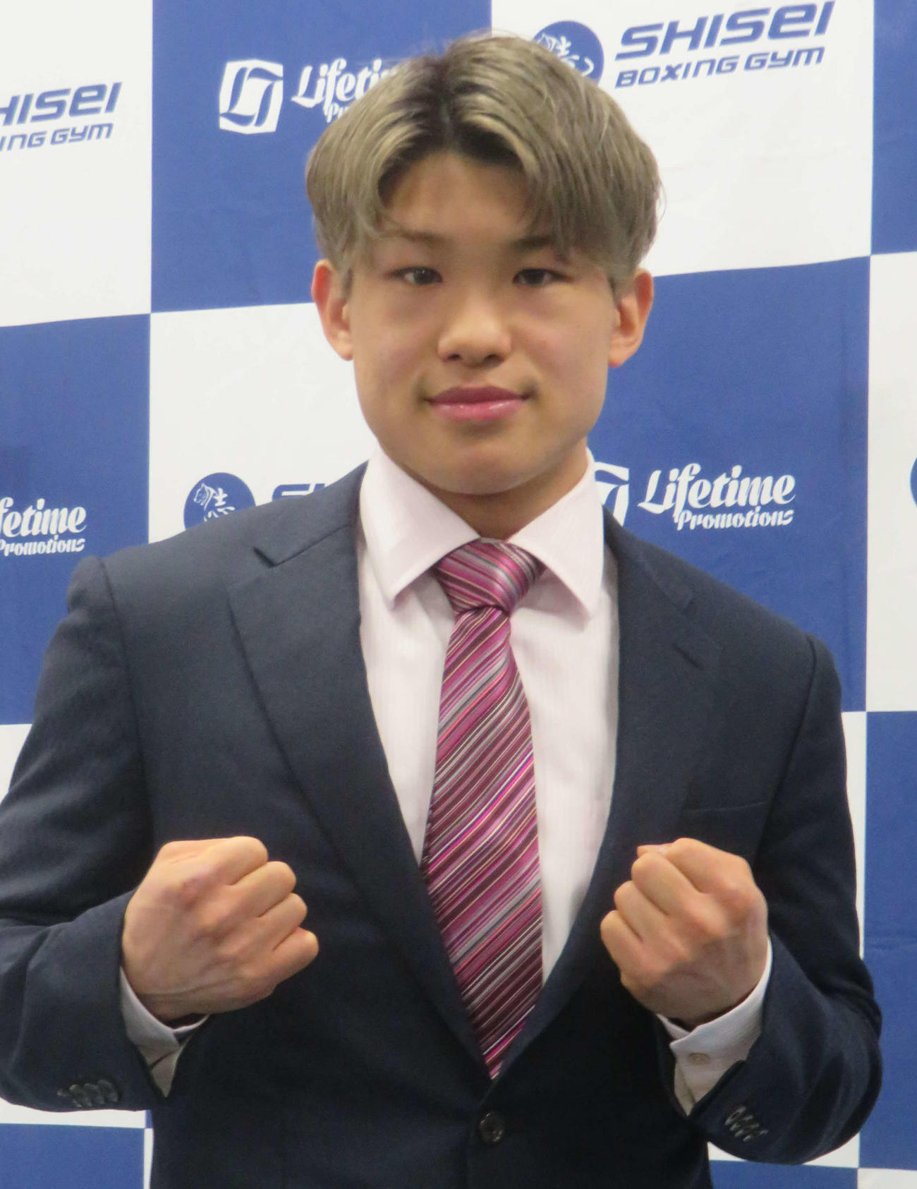 プロ転向会見に臨んだ21年世界ユース優勝の実績を誇る堤麗斗
