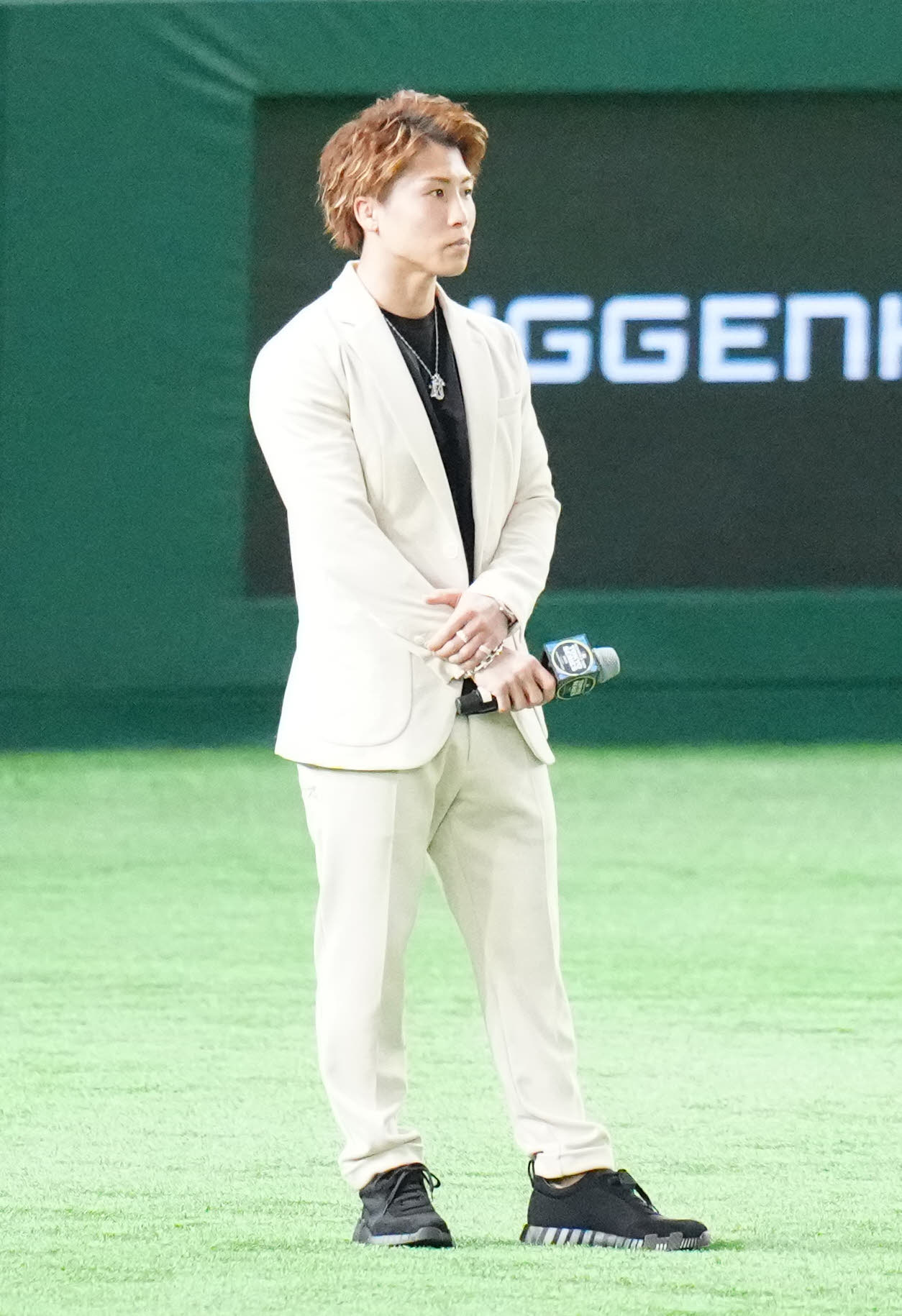 カブス対ドジャース　試合前、プレイボールアナウンスメントで登場したプロボクシング4団体統一スーパーバンタム級王者の井上（撮影・江口和貴）
