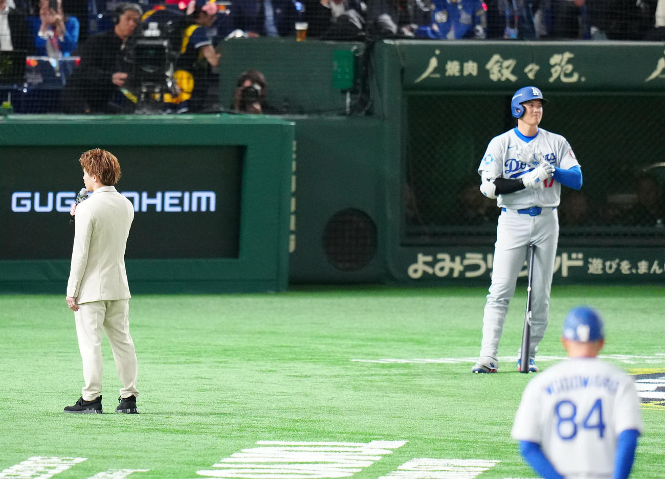 カブス対ドジャース　試合前、プレイボールアナウンスメントで登場したプロボクシング4団体統一スーパーバンタム級王者の井上（左）。右はドジャース大谷（撮影・江口和貴）