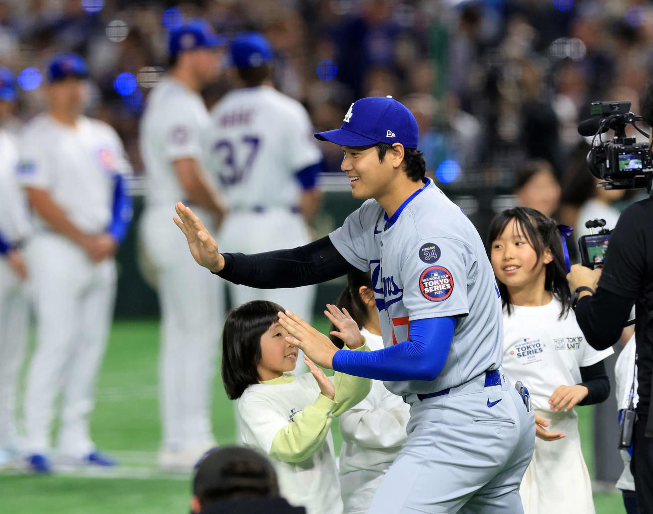 カブス対ドジャース　開会セレモニーで子どもたちと笑顔でハイタッチするドジャース大谷（撮影・浅見桂子）