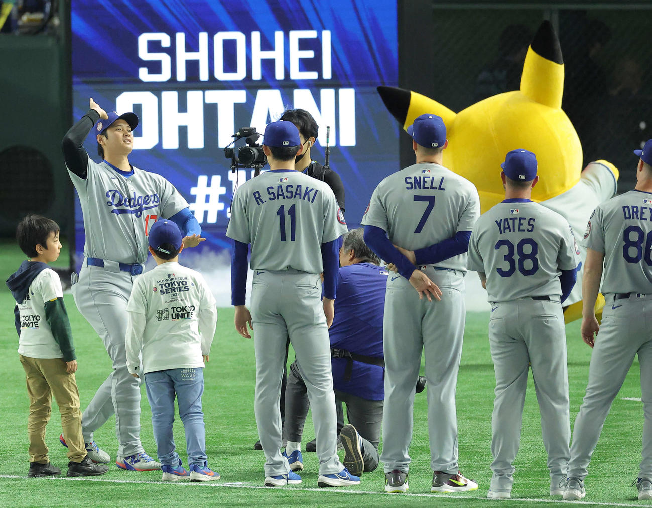 ドジャース対カブス　開始前、オープニングセレモニーで入場するドジャース大谷（左）（撮影・河田真司）