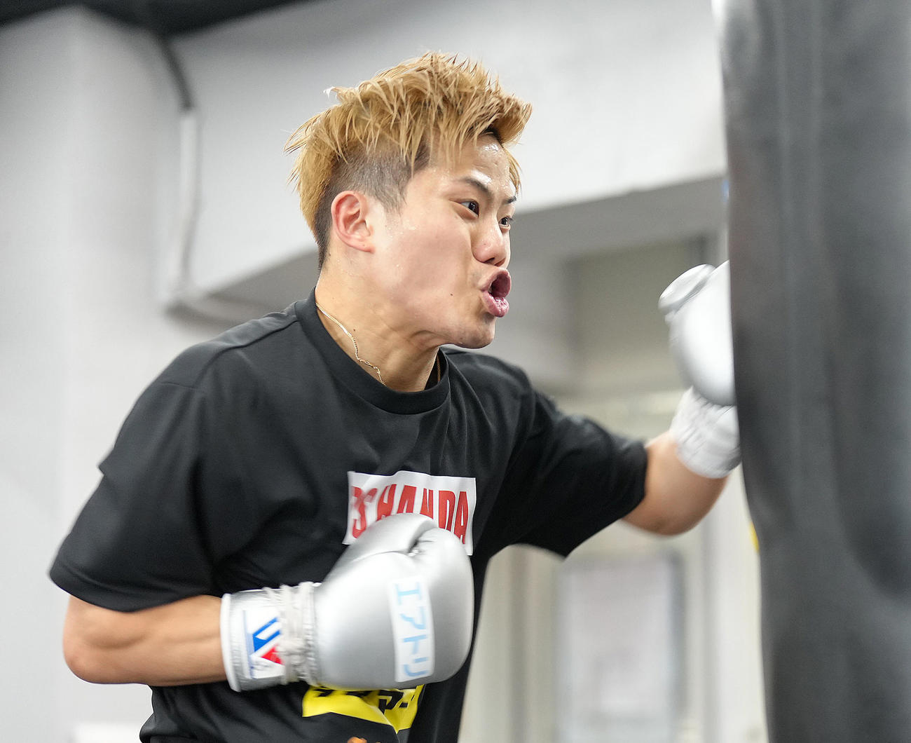 激しくサンドバッグ打ちをする重岡優（撮影・足立雅史）