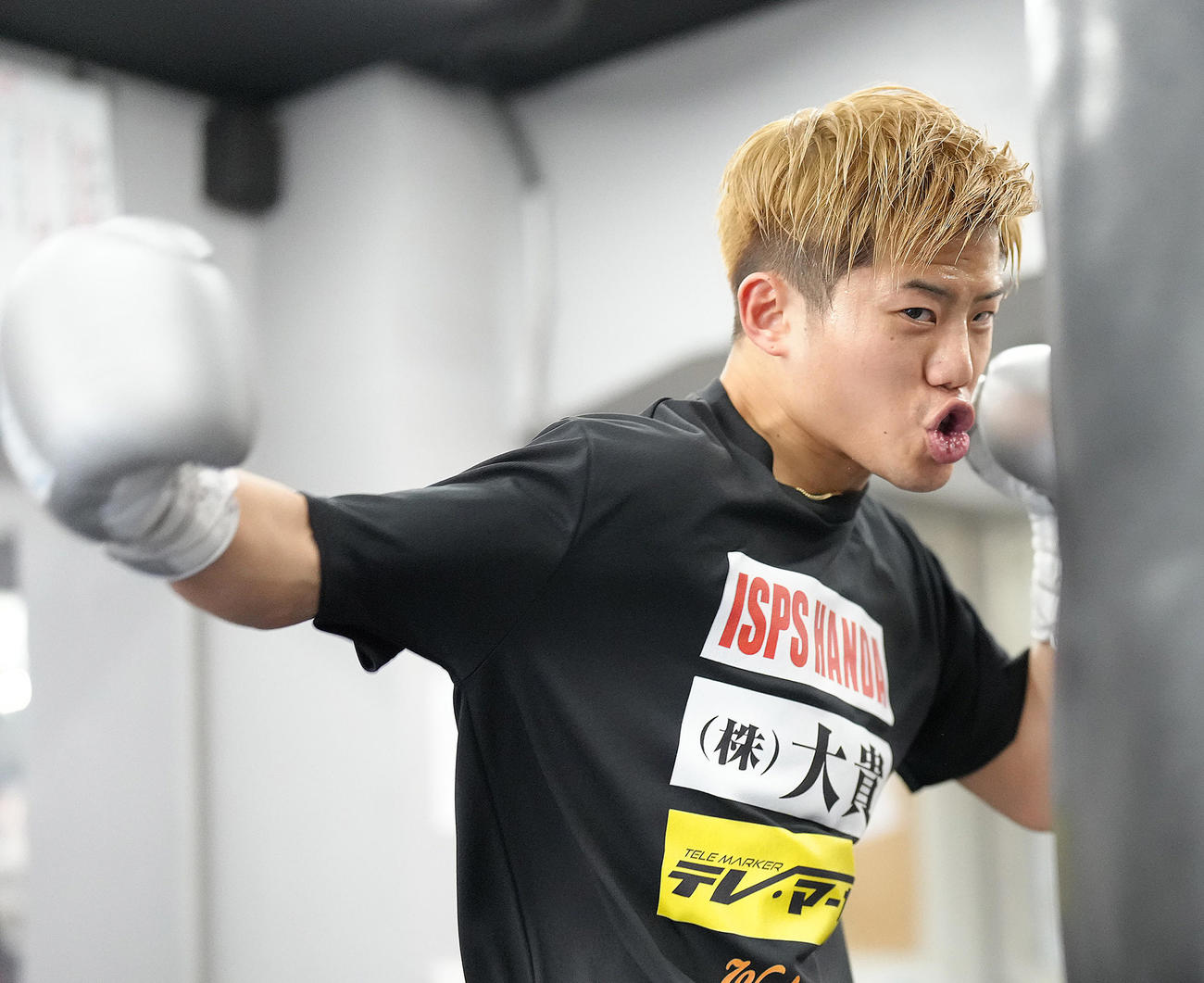 サンドバッグ打ちをする重岡優（撮影・足立雅史）