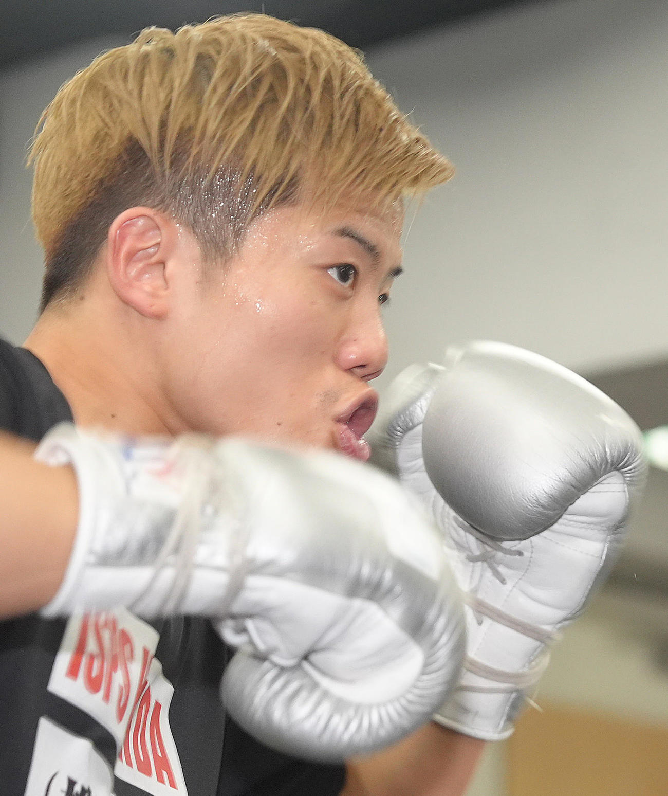 サンドバッグ打ちをする重岡優（撮影・足立雅史）