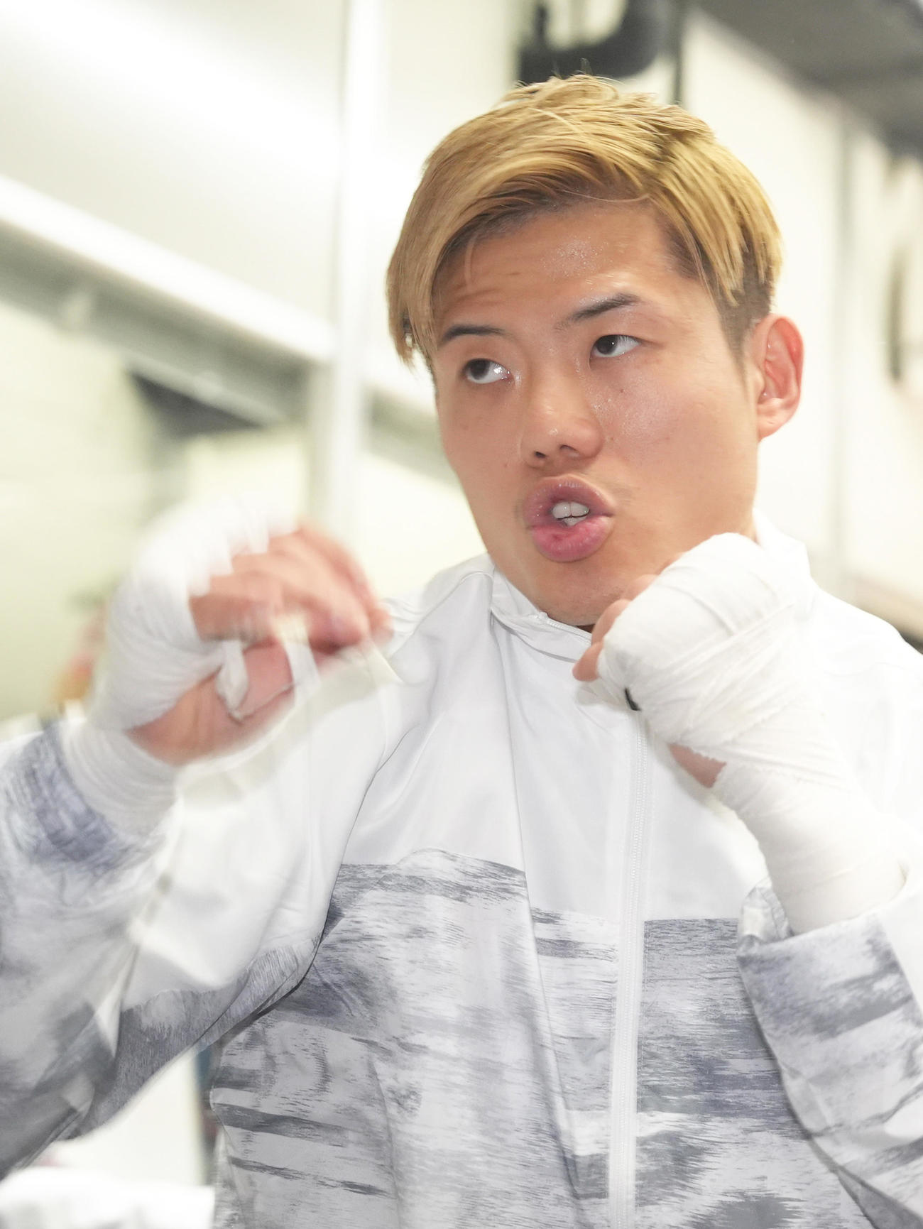 練習を公開し、シャドーを行う重岡優（撮影・足立雅史）