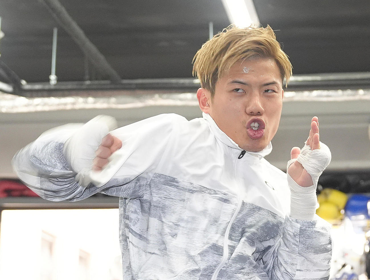 練習を公開し、シャドーを行う重岡優（撮影・足立雅史）