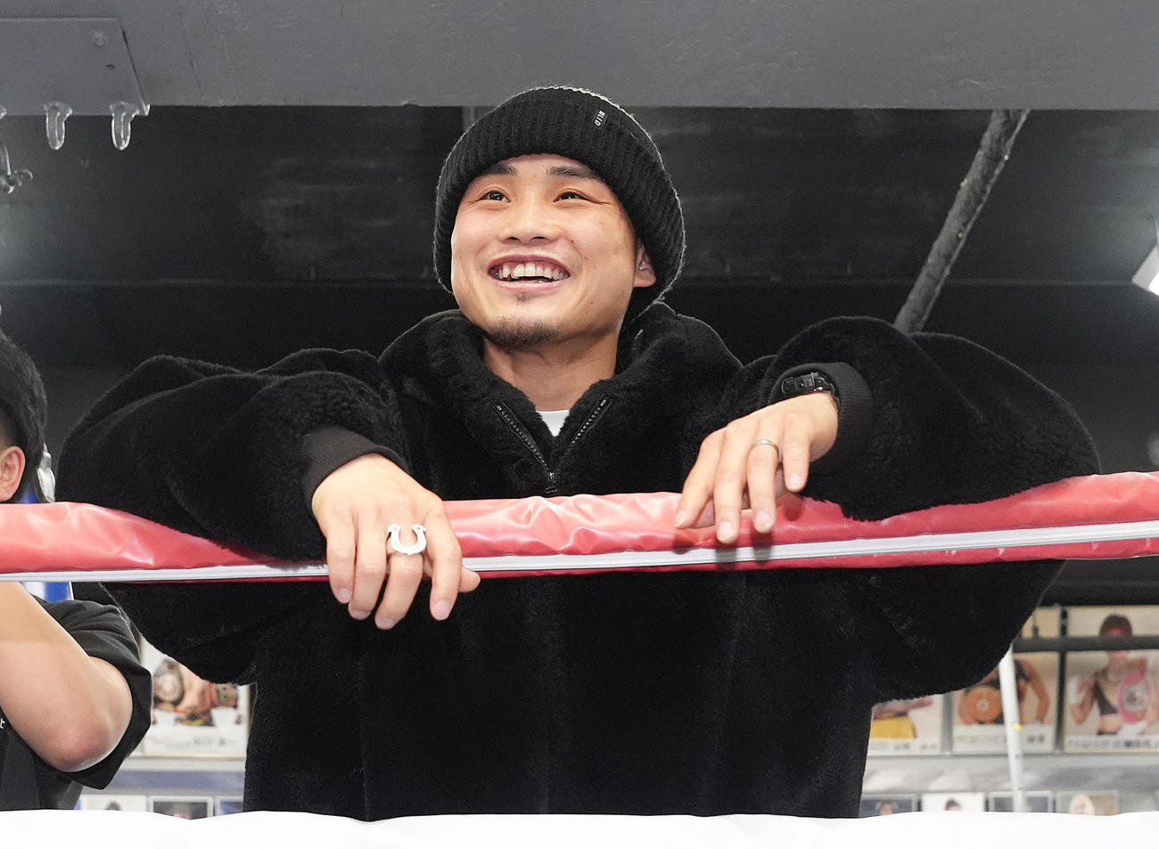 練習前の会見を行う重岡優を笑顔で見つめる京口（撮影・足立雅史）