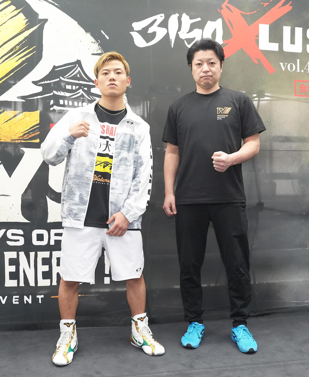 ポーズを決める重岡優（左）と町田トレーナー（撮影・足立雅史）