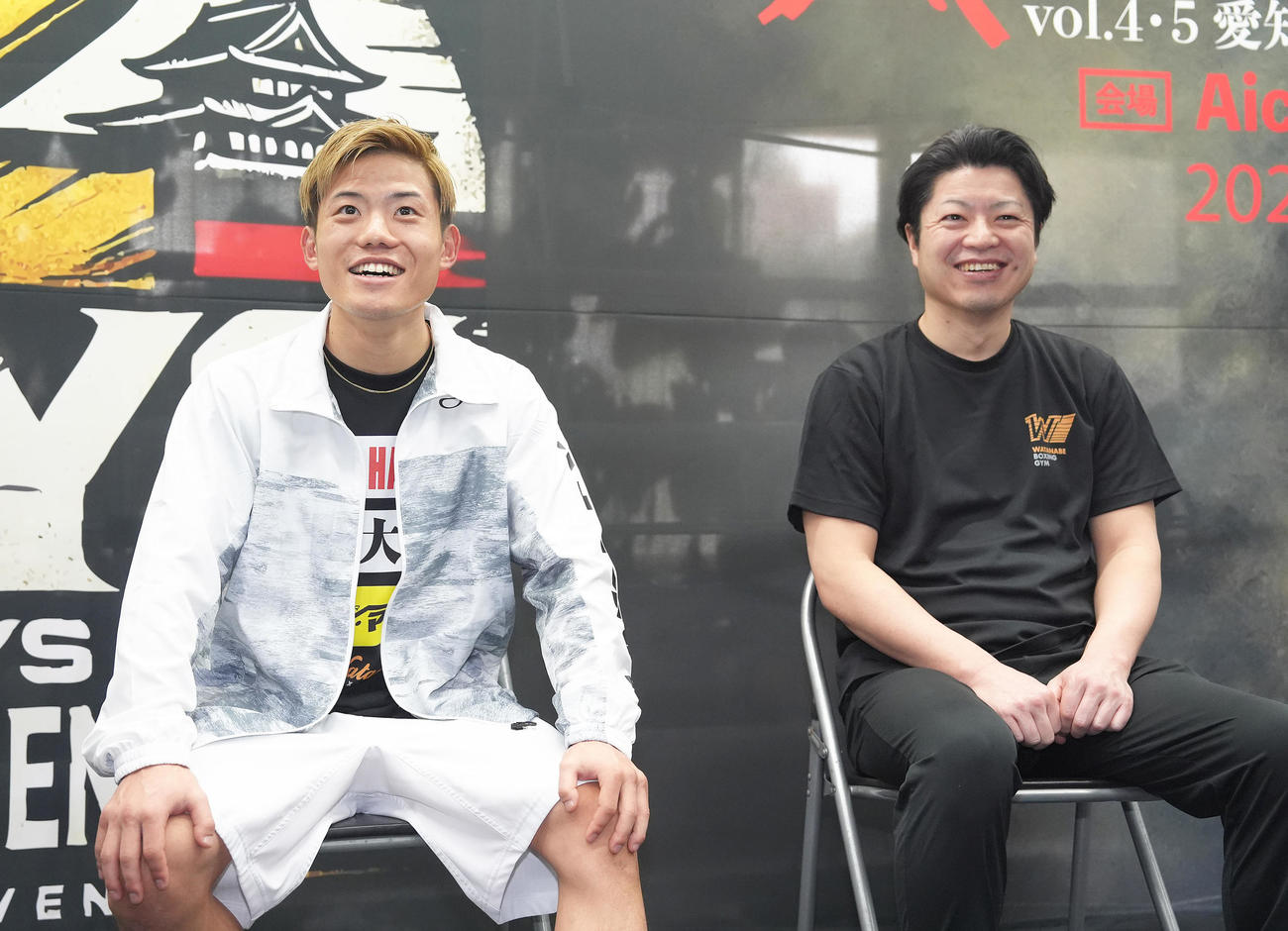 会見で笑顔を見せる重岡優（左）と町田トレーナー（撮影・足立雅史）