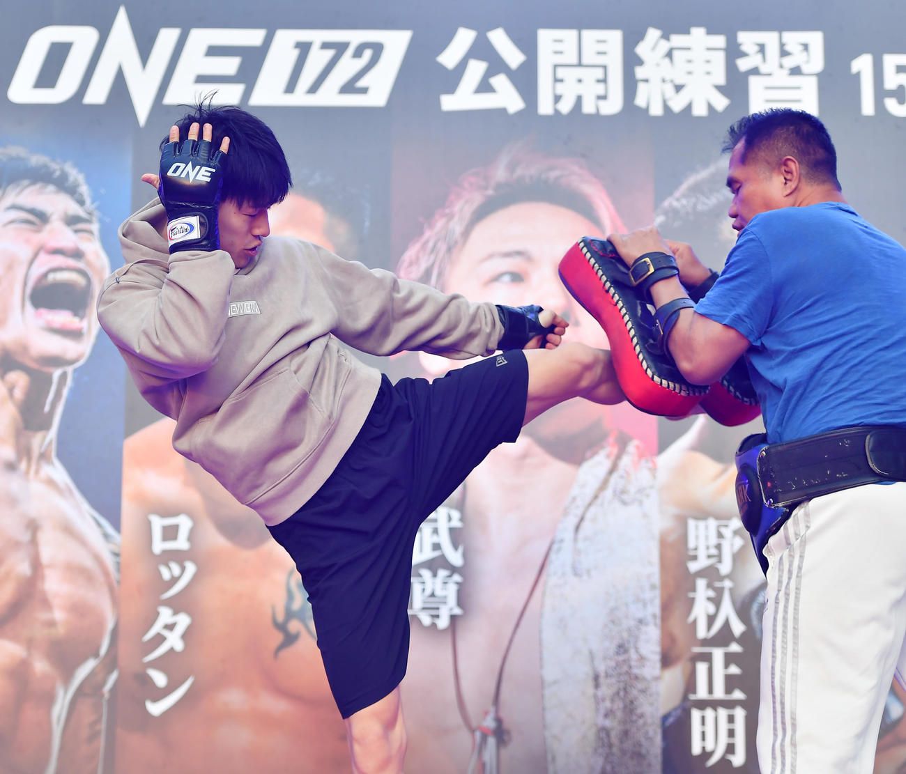 「ONE172」を前に公開練習を行った吉成（左）（撮影・清水貴仁）