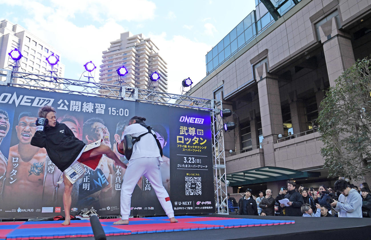 「ONE172」本番を控え公開練習を行った武尊（左）（撮影・清水貴仁）