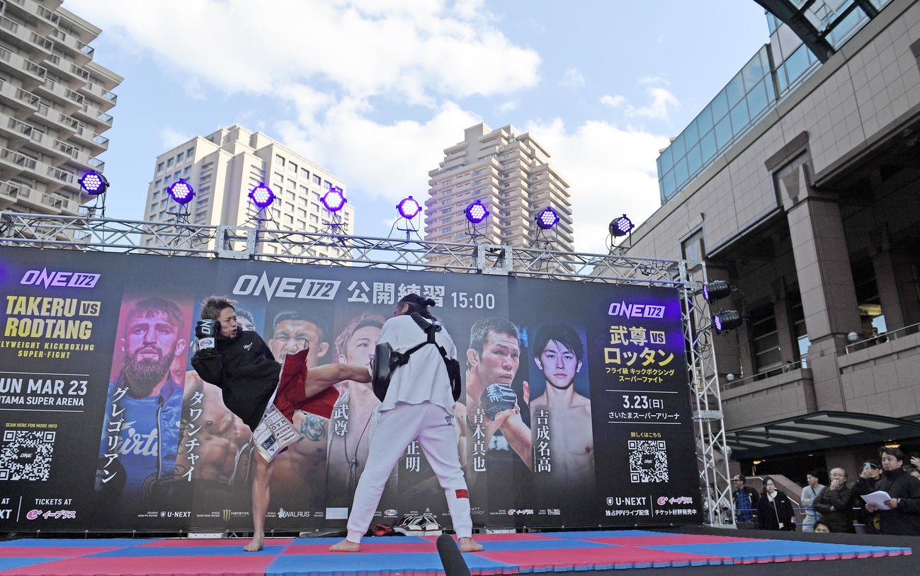 「ONE172」本番を控え公開練習を行った武尊（左）（撮影・清水貴仁）