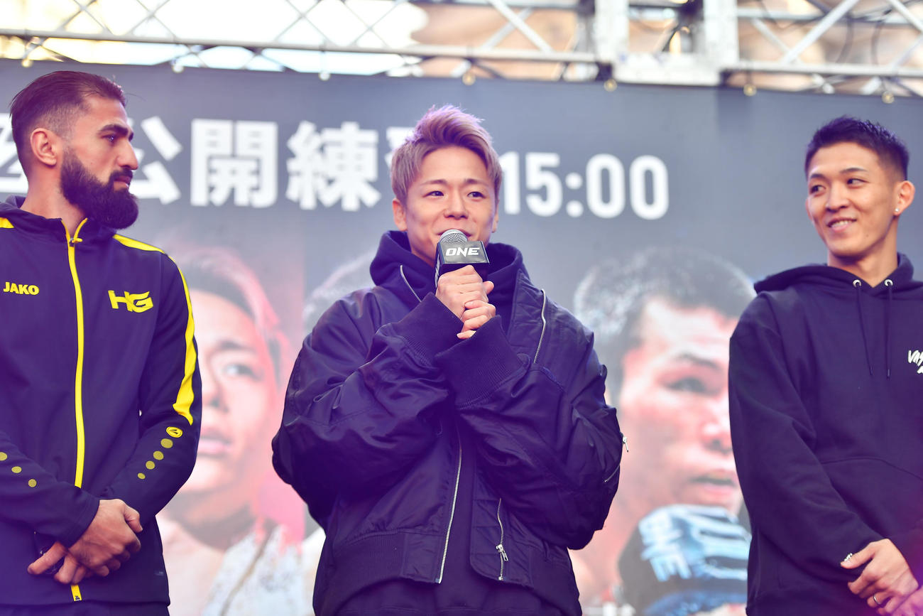 「ONE172」本番を前に意気込みを語る武尊（中央）（撮影・清水貴仁）
