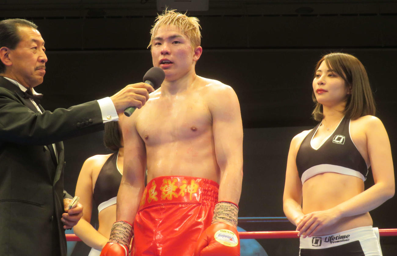 勝利者インタビューを受ける由良謙神（中央）