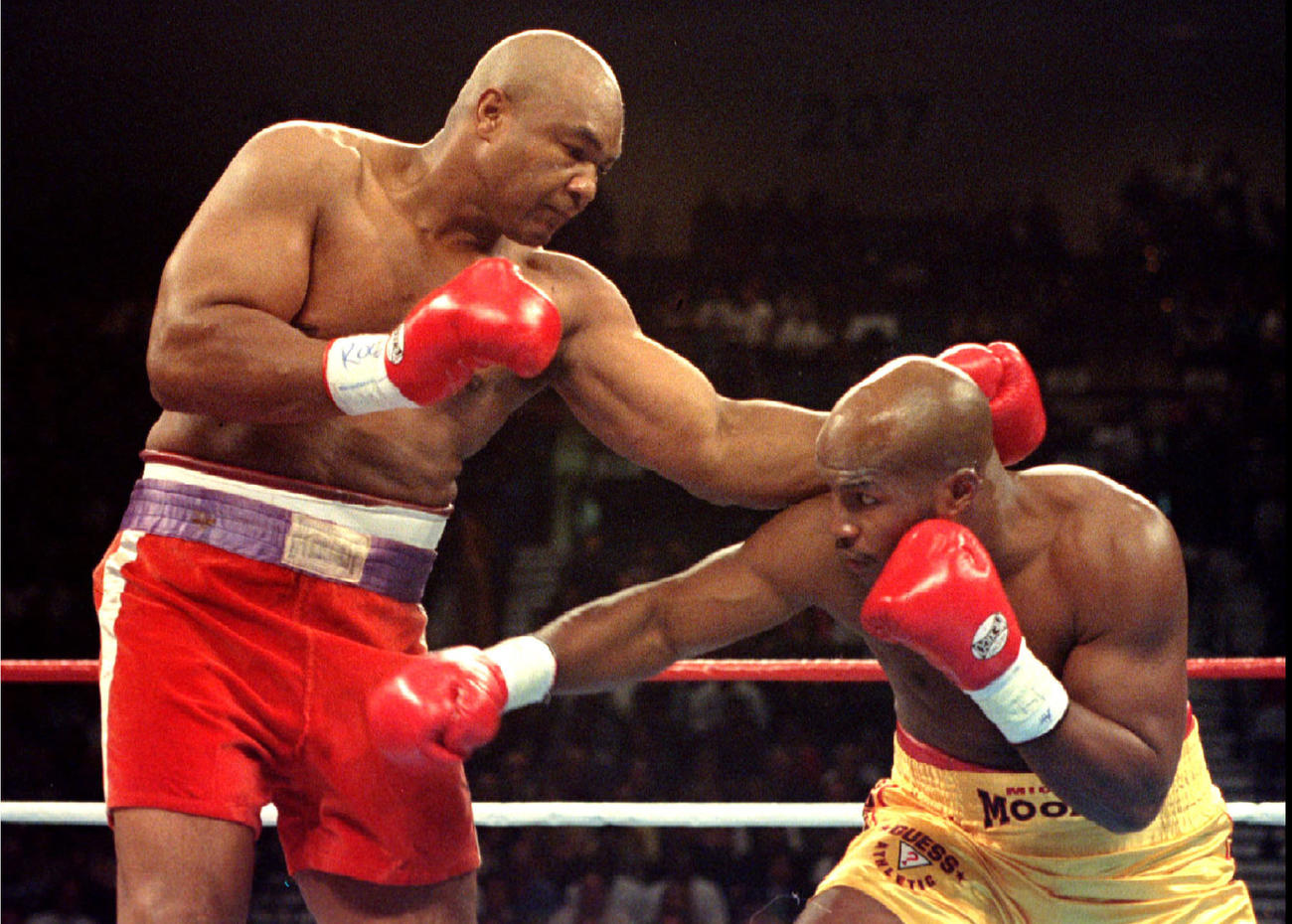 世界ヘビー級タイトル戦で、マイケル・モーラー（右）と闘うジョージ・フォアマンさん＝1994年11月、米ラスベガス（ロイター＝共同）