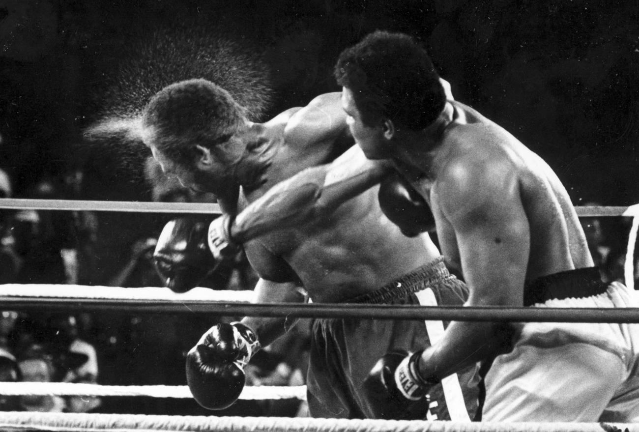 1974年10月、ムハマド・アリ（手前）と戦うジョージ・フォアマンさん＝コンゴ（旧ザイール）・キンシャサ（AP）