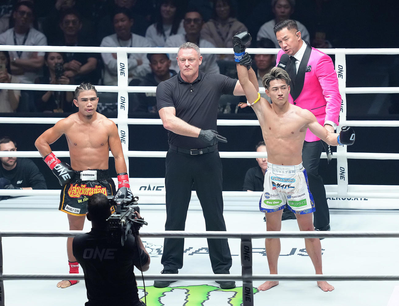 スリヤンレック（左）を破った龍聖（撮影・足立雅史）