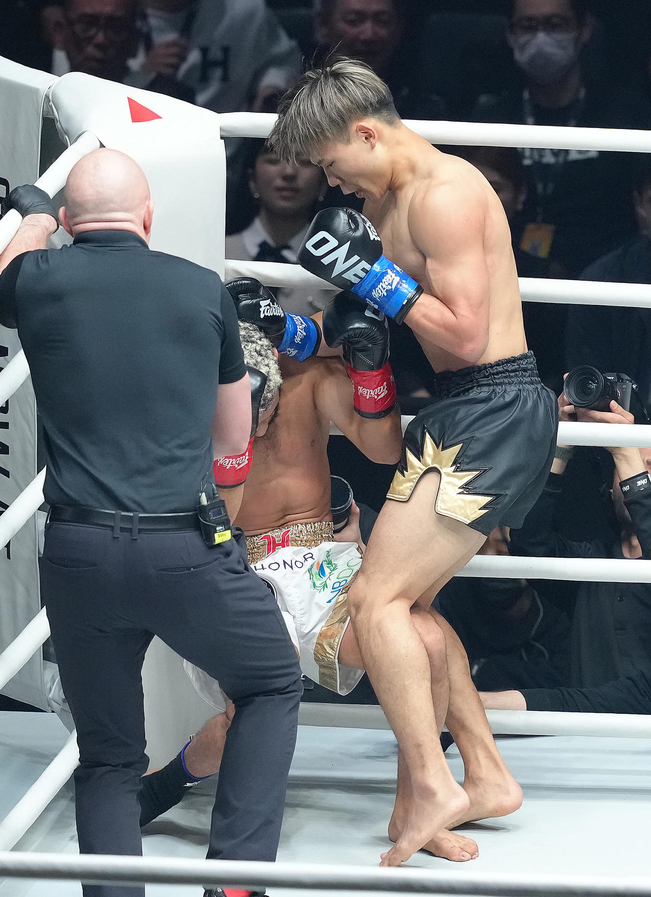 1回、ジャマリ（左）からダウンを奪う陽勇（撮影・足立雅史）