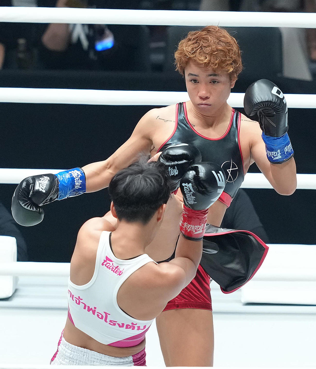 2回、ペッディージャー（手前）にキックを見舞うKANA（撮影・足立雅史）