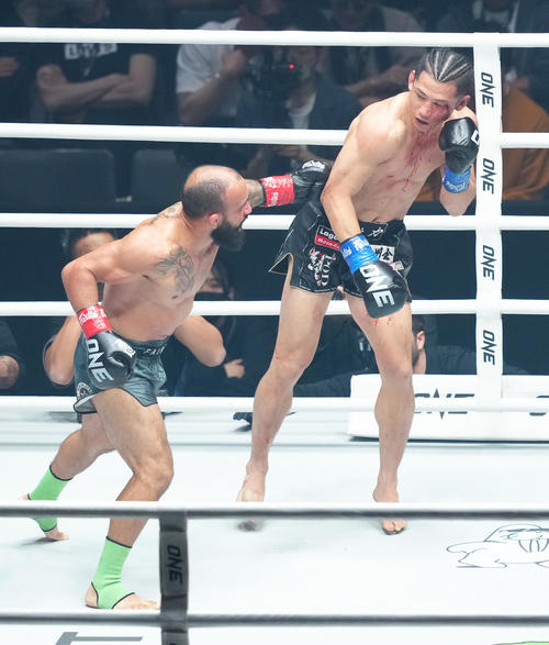 3回、リネカー（左）に対し、流血しながら競り合う秋元（撮影・足立雅史）
