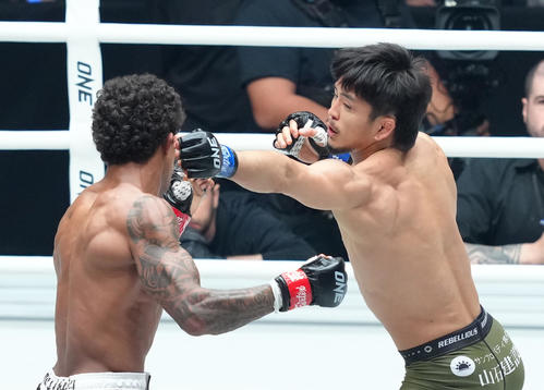1回、モラエス（左）を攻める若松（撮影・足立雅史）