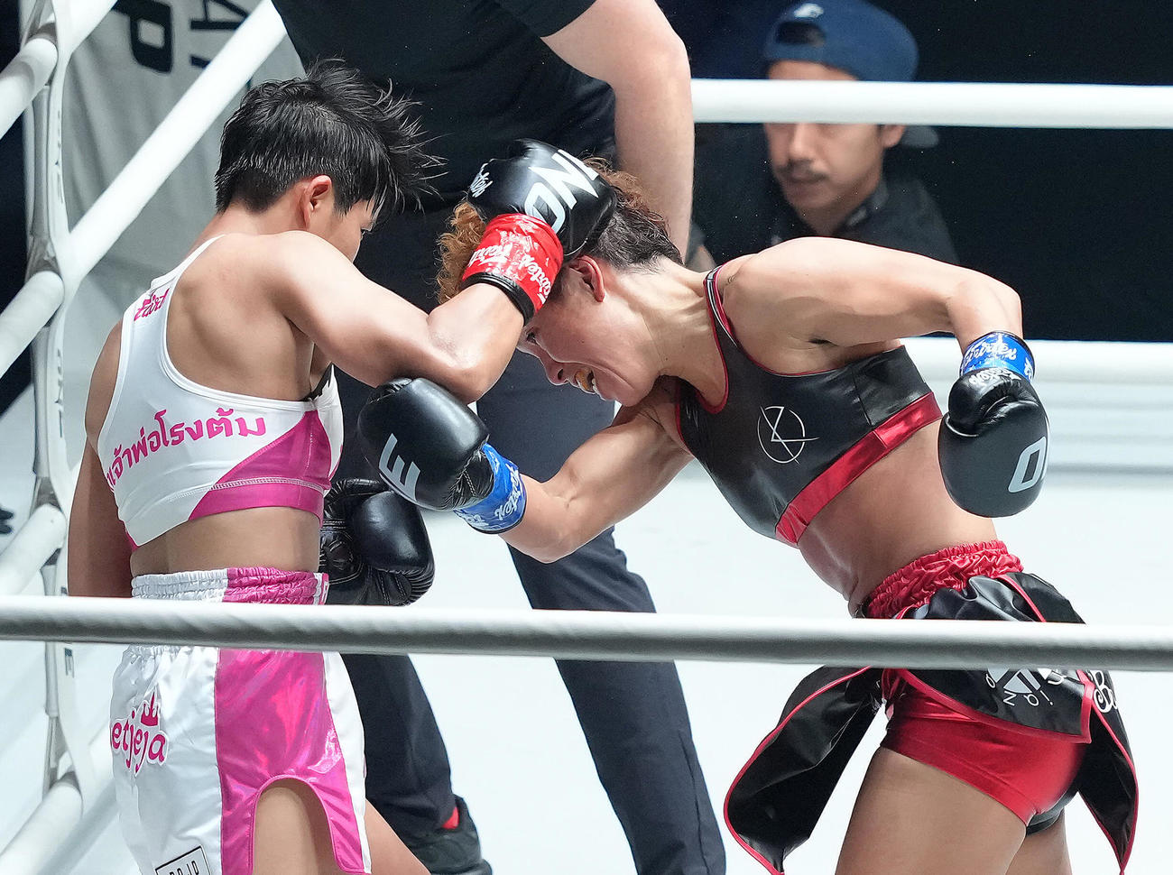 5回、ペッディージャー（左）を攻めるKANA（撮影・足立雅史）