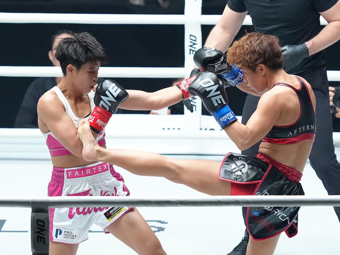 2回、激しく競り合うペッディージャー（左）とKANA（撮影・足立雅史）