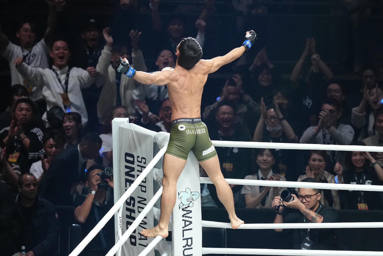 モラエスを破り、ガッツポーズする若松（撮影・足立雅史）