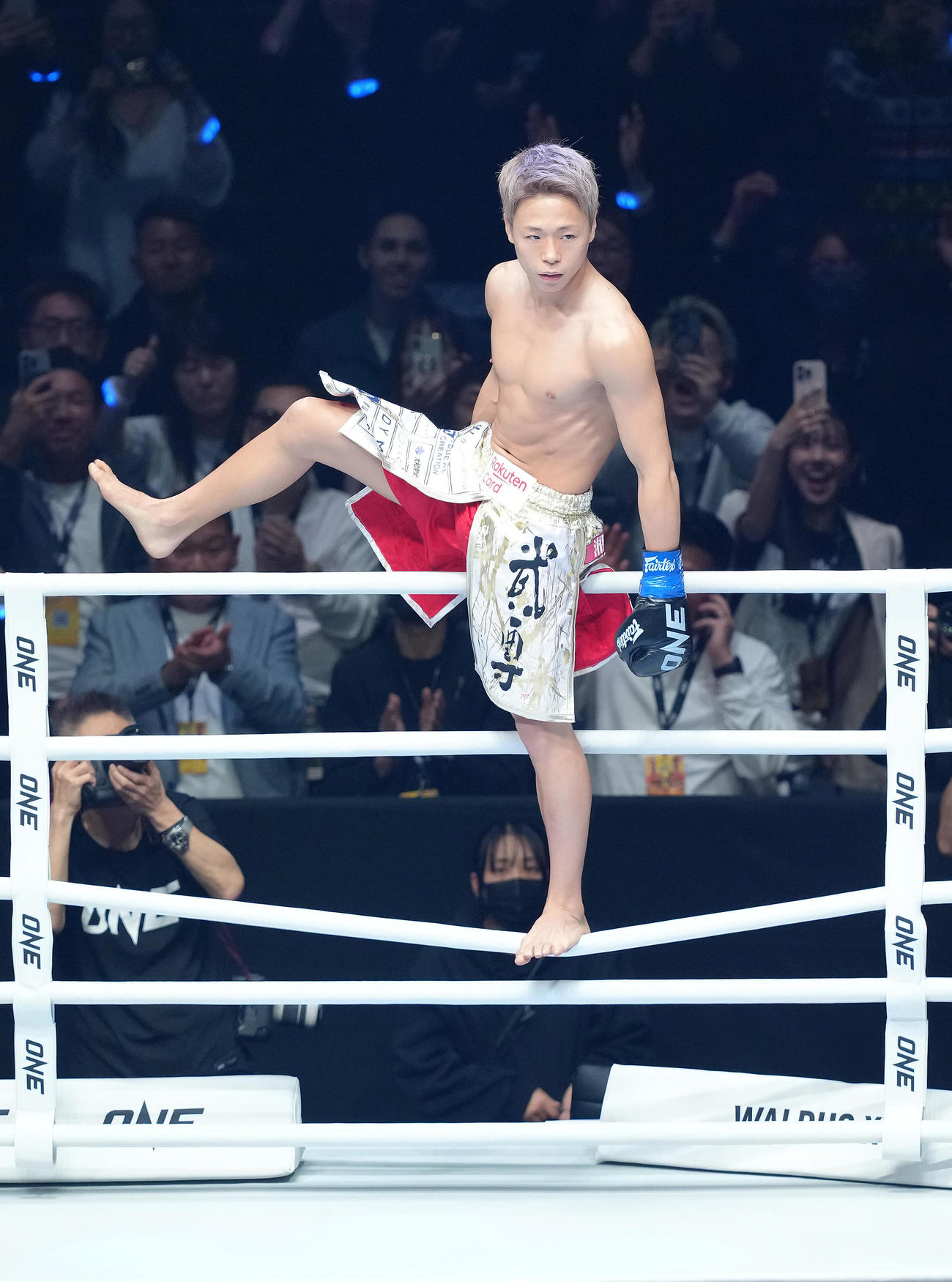 リングへ上がる武尊（撮影・足立雅史）