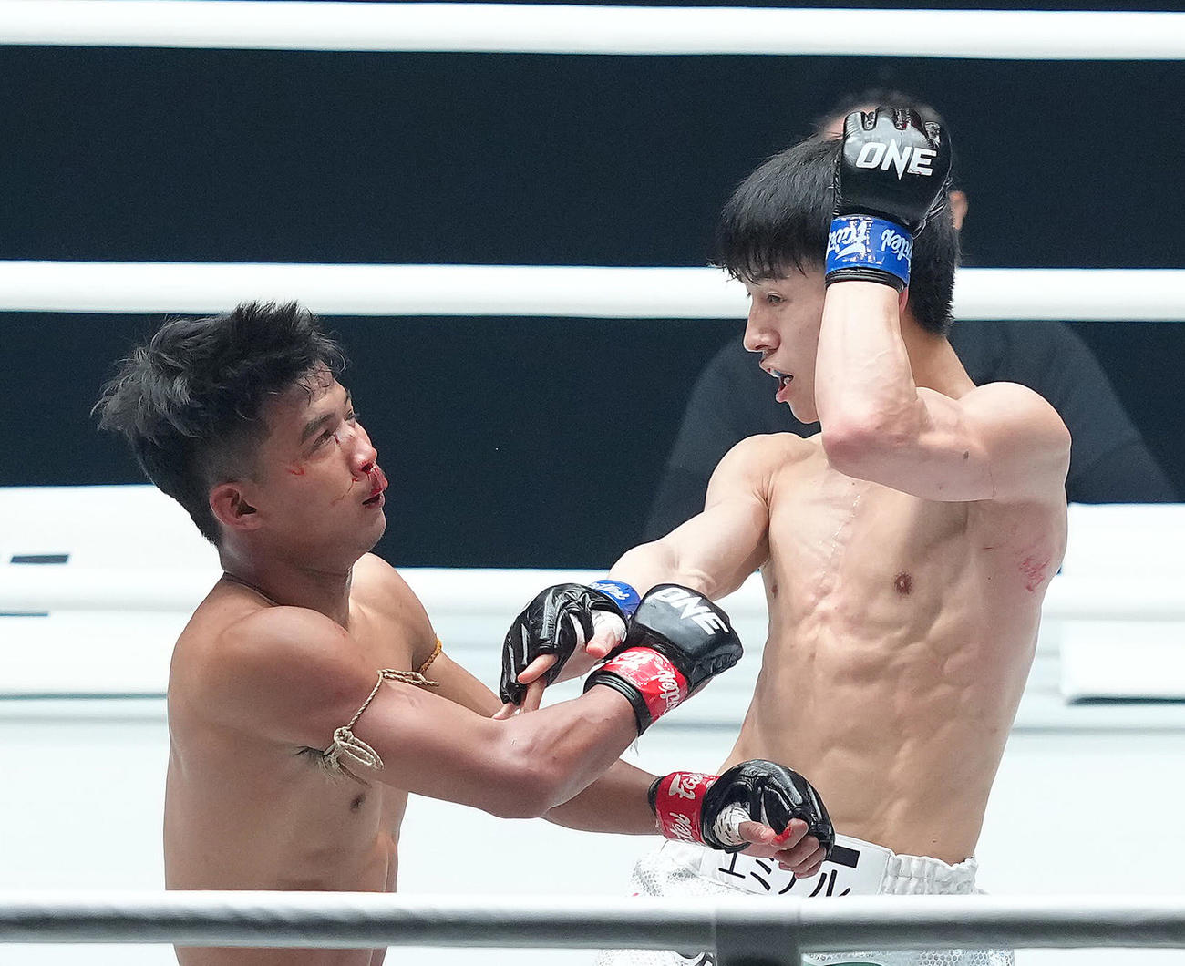 3回、エラワン（左）にTKO勝ちする吉成名（撮影・足立雅史）