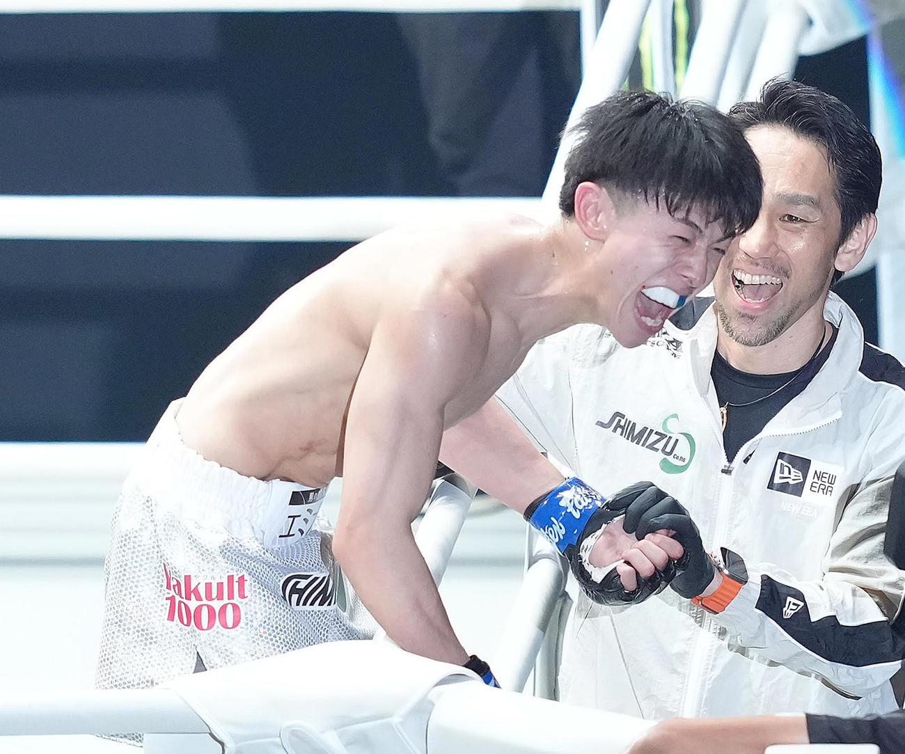 3回、エラワンにTKO勝ちし、雄たけびを上げる吉成名（撮影・足立雅史）