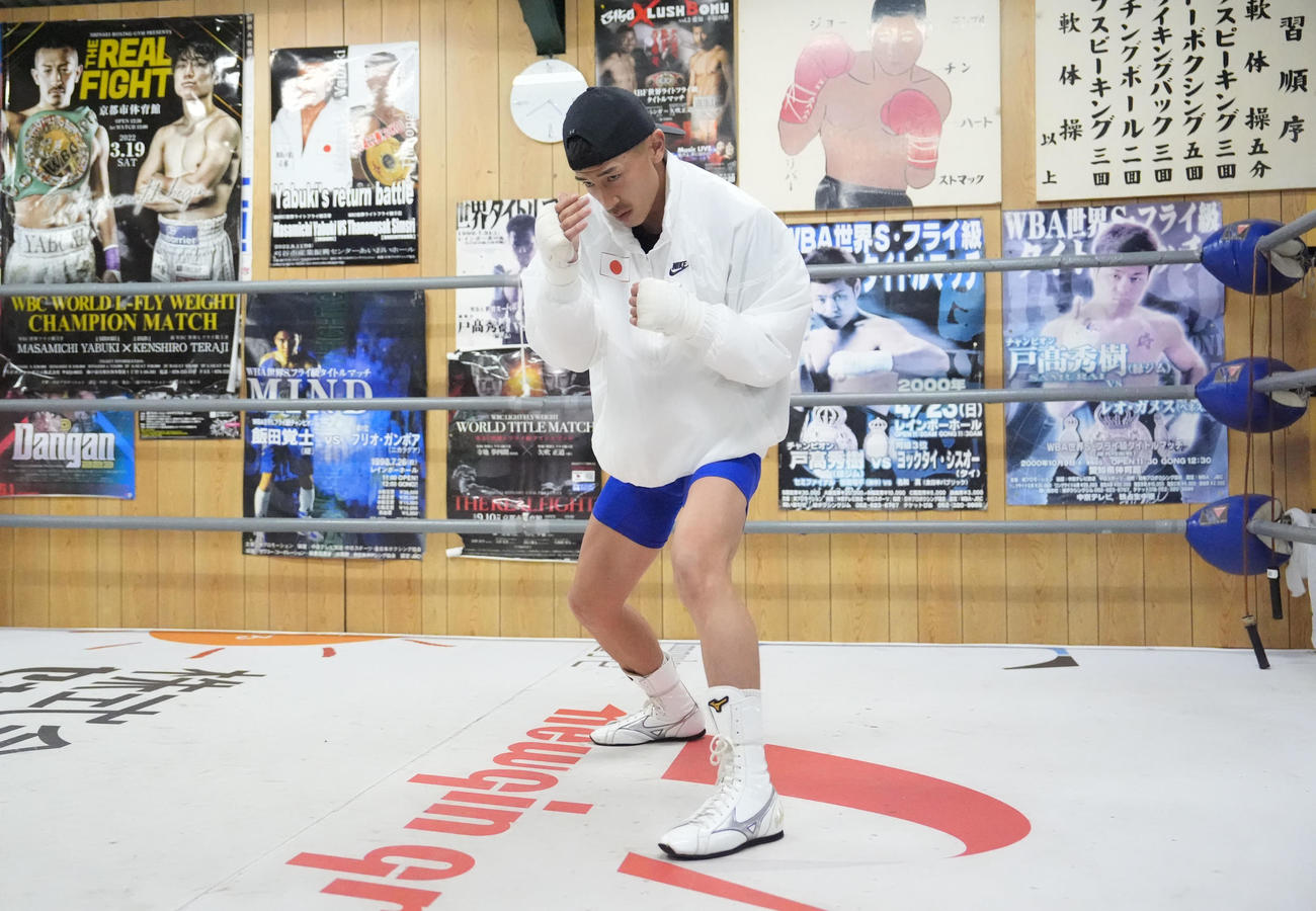 軽快な動きでシャドーボクシングを行う矢吹正道（撮影・森本幸一）