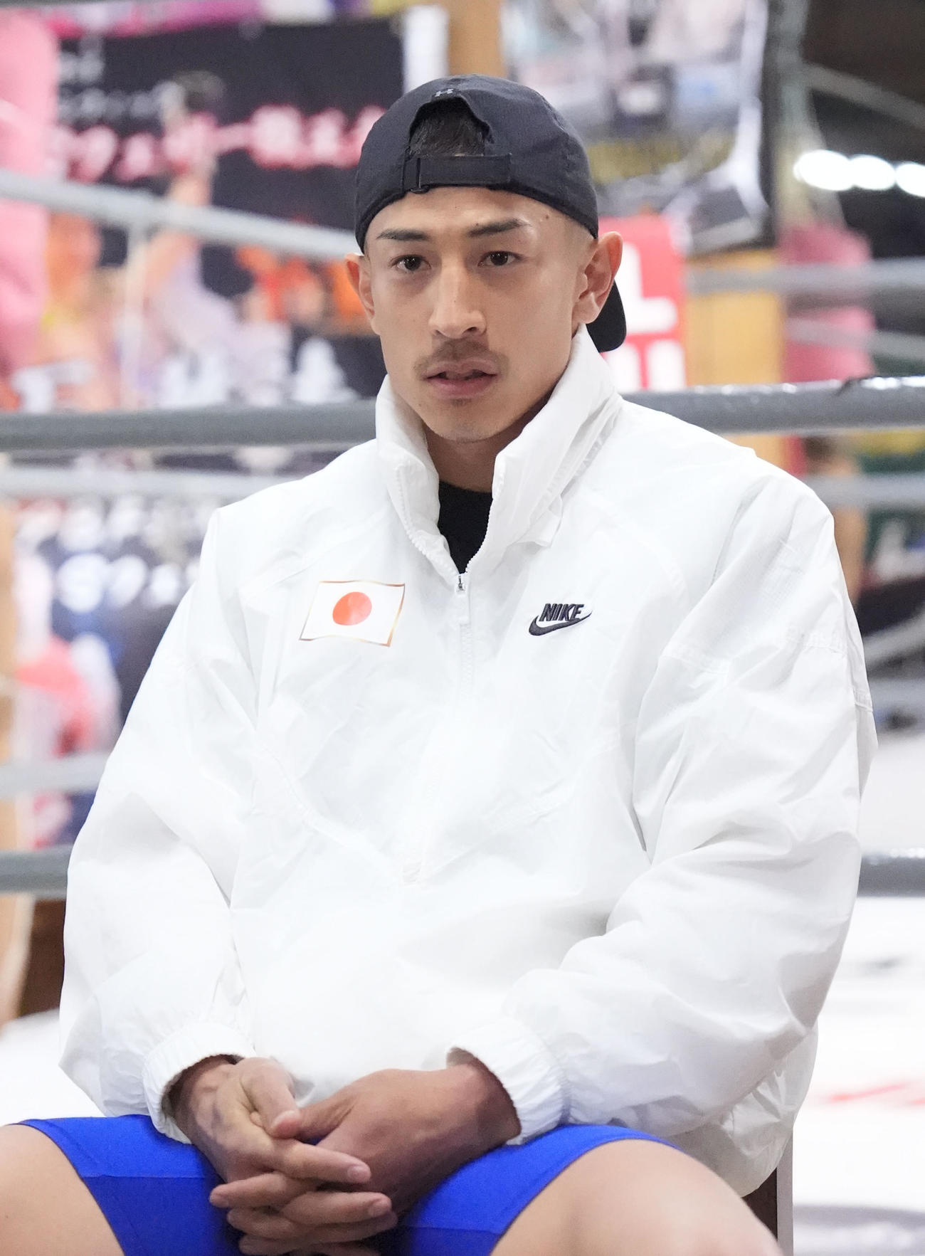 練習前、取材に応じる矢吹正道（撮影・森本幸一）